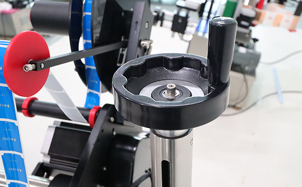 全自動貼標機,全自動貼標機廠家,貼標機生產(chǎn)廠家,高臻智能