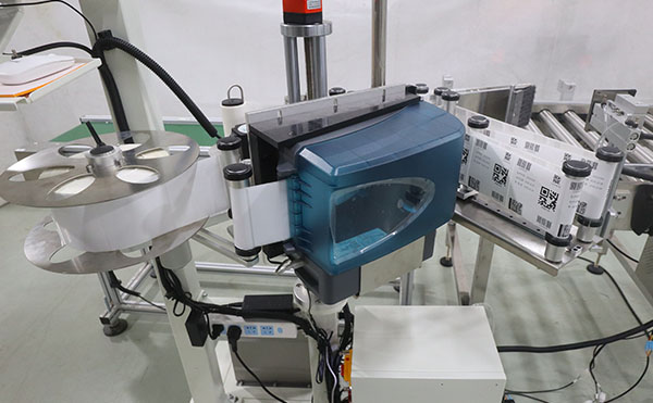 實(shí)時打印貼標(biāo)機(jī),打印貼標(biāo)設(shè)備,全自動不干膠貼標(biāo)機(jī)廠家