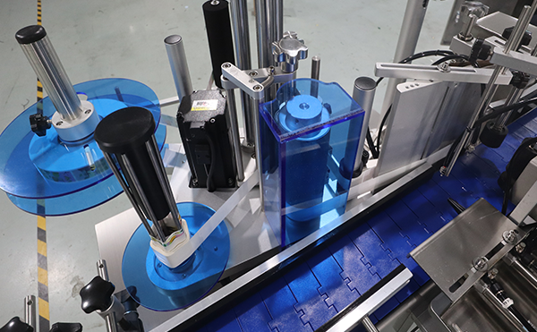 全自動圓瓶搓滾貼標(biāo)機(jī),全自動搓滾貼標(biāo)機(jī),全自動不干膠貼標(biāo)機(jī)廠家,廣東高臻智能